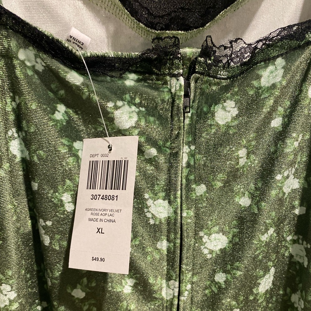 Daisy Street 🌼 Green 💚 Floral Velvet Mini Dress from Hot Topic - Picture 5 of 7